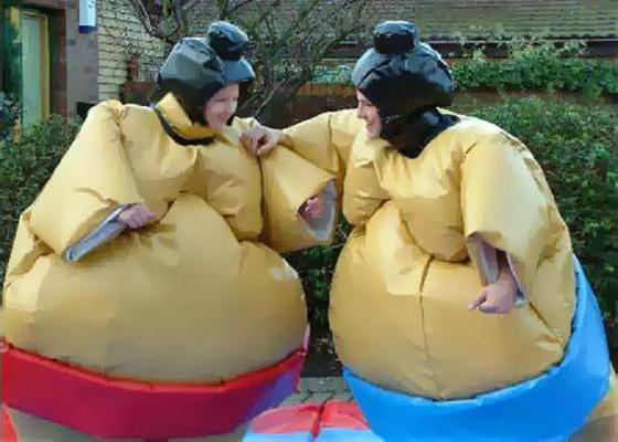Aufgefüllter Sumo-Ringkampf entspricht leichtem Plato PVC mit Schutzhelm