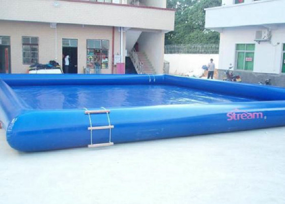Mann machte das aufblasbare Swimmingpool-Logo, das vierfache nähende Techniken druckt